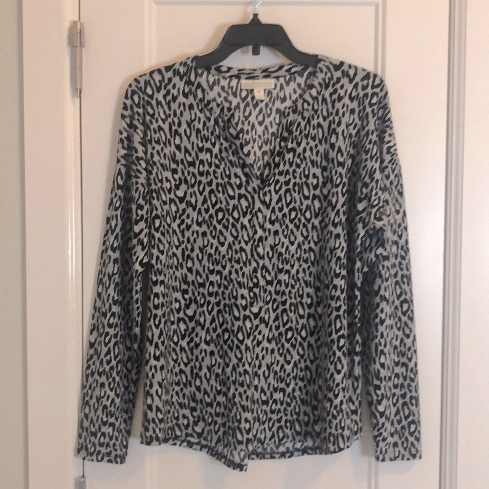 Dana Bachman Leopard Split-neck Size M stretchy pullover style top.